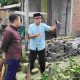 Pohon Tumbang Rusak Rumah Warga Kurang Mampu, Ketua DPRD Fahry Tinjau Langsung Dan Beri Bantuan