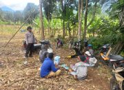 Bhabinkamtibmas Desa Amola Laksanakan Penanaman Jagung di Desa Binaan