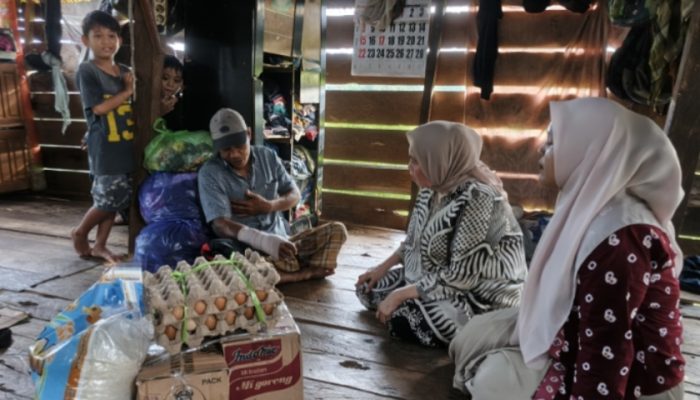 Door to Door Salurkan Sembako ke Warga Luyo,  Staf Ahli PKK Sulbar Hj. Fatmawati Salim Dorong Pemutakhiran Data Bantuan Sosial