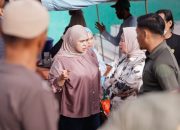 Amanah Almarhum Suami, Hj. Fatmawati Salim Salurkan Bantuan untuk Korban Kebakaran di Galung Tulu