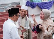 Simbol Cinta dan Penghormatan: Fatmawati Salim Serahkan Keris Almarhum pada Gubernur Sulbar