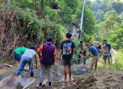 Bhabinkamtibmas Desa Mammi Bersama Warga Kerja Bakti Cor Jalan Tani di Dusun Kayu Ranni