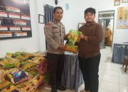 Bhabinkamtibmas Polsek Polewali Laksanakan Sambang Pantau Penyaluran Beras Bantuan Bupati di Kelurahan Pekkabata