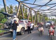 Personel Unit Lantas Polsek Urban Wonomulyo Tindaklanjuti Kecelakaan di Jalan Trans Sulawesi Polman–Majene