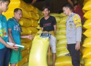 Bhabinkamtibmas Dampingi Penjualan 5 Ton Jagung Warga Desa Alu ke Bulog