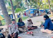 Bhabinkamtibmas Desa Lapeo Amankan Pantai Ba’batoa, Ajak Pengunjung Jaga Kebersihan dan Kamtibmas