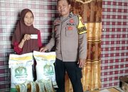 Bhabinkamtibmas Lampoko Polsek Campalagian Pantau Pembagian Bantuan Pangan Bulog