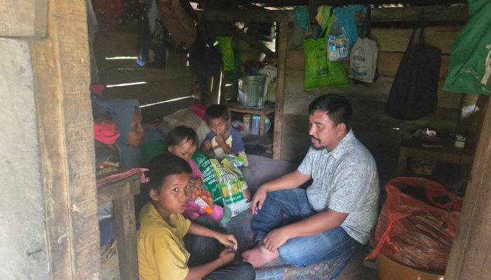 Kisah Haru di Polman, Janda Tiga Anak Bertahan Hidup dari Memungut Kelapa Jatuh, Irfan Fahri Uaoyakan Bisa Bekerja  di  Dapur MBG