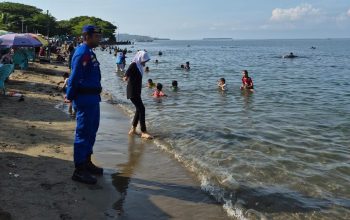 Sat Polair Polres Polman Amankan Aktivitas Wisatawan di Pantai Bahari