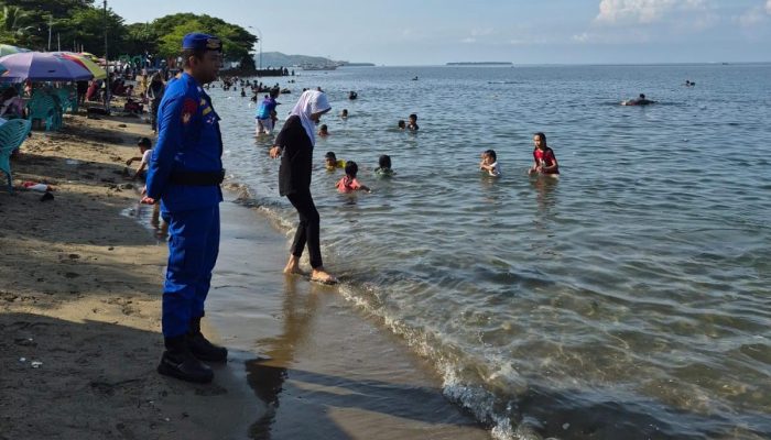 Sat Polair Polres Polman Amankan Aktivitas Wisatawan di Pantai Bahari