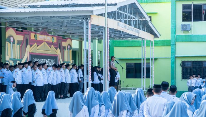 Kapolsubsektor Mapilli Jadi Pembina Upacara di MAN 1 Polman, Tekankan Taat, Disiplin, dan Ikhtiar