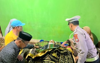 Unit Lantas Polsek Urban Wonomulyo Tangani Laka Lantas di Depan Puskesmas Wonomulyo