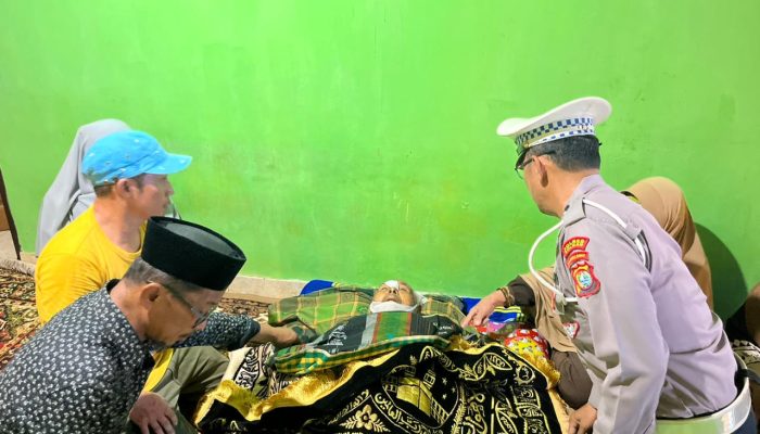 Unit Lantas Polsek Urban Wonomulyo Tangani Laka Lantas di Depan Puskesmas Wonomulyo
