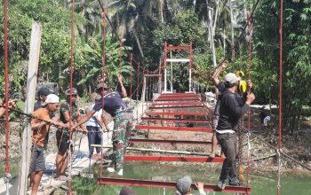 Pemasangan Rangka Lantai Dimulai, Progres Jembatan Perintis Garuda Terus Dikebut