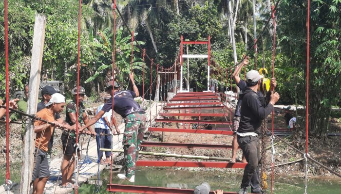 Pemasangan Rangka Lantai Dimulai, Progres Jembatan Perintis Garuda Terus Dikebut