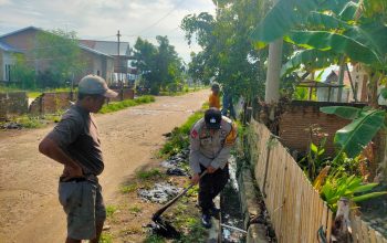 Bhabinkamtibmas Desa Nepo Bersama Warga Gelar Kerja Bakti Bersihkan Drainase