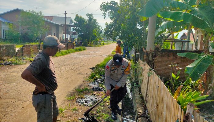 Bhabinkamtibmas Desa Nepo Bersama Warga Gelar Kerja Bakti Bersihkan Drainase