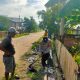 Bhabinkamtibmas Desa Nepo Bersama Warga Gelar Kerja Bakti Bersihkan Drainase