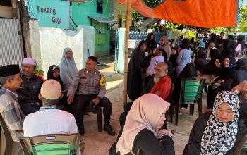 Bhabinkamtibmas Polsek Polewali Melayat ke Rumah Duka Warga, Sampaikan Belasungkawa
