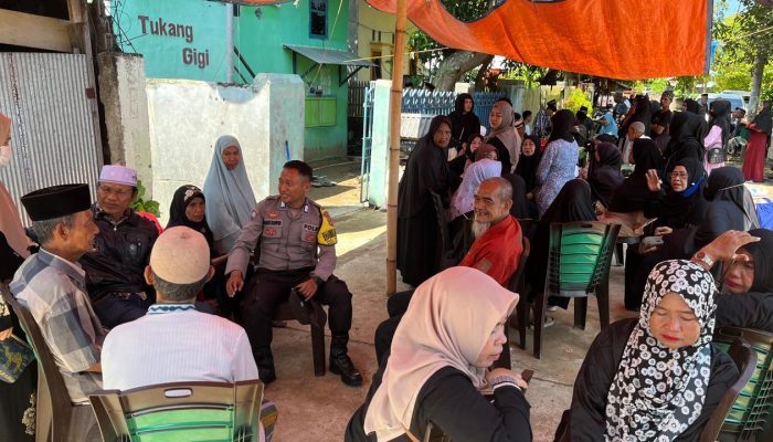 Bhabinkamtibmas Polsek Polewali Melayat ke Rumah Duka Warga, Sampaikan Belasungkawa