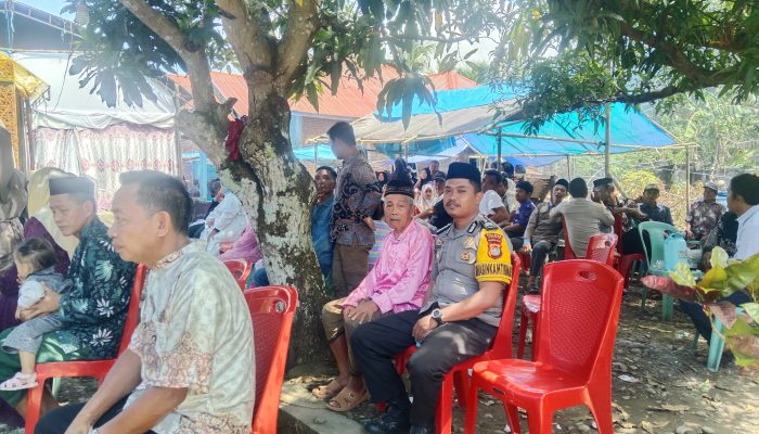 Bhabinkamtibmas Desa Amola Polsek Binuang Sambang dan Hadiri Pesta Pernikahan Warga