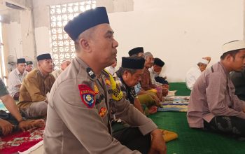 Bhabinkamtibmas Polsek Polewali melaksanakan pengamanan dan monitoring kegiatan Safari Jumat Bupati Polman