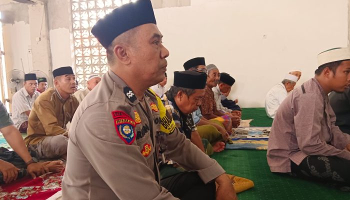 Bhabinkamtibmas Polsek Polewali melaksanakan pengamanan dan monitoring kegiatan Safari Jumat Bupati Polman
