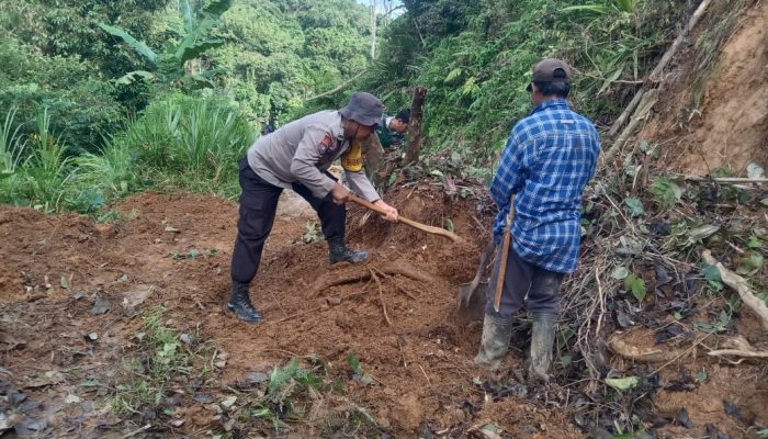Bhabinkamtibmas Desa Ba’ba Tapua Bersama Warga Gotong Royong Bersihkan Jalan Desa