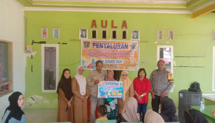Bhabinkamtibmas Polsek Tapango Kawal Penyaluran BLT di Desa Banatorejo, Berjalan Aman dan Lancar