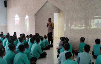 Bhabinkamtibmas Desa Batetangnga Beri Penyuluhan Kamtibmas di Ponpes Al-Risalah