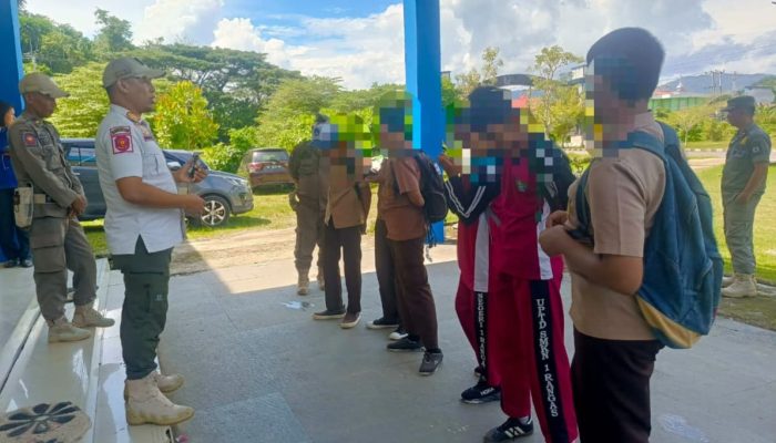 *Operasi Tertib Pelajar, Satpol PP Sulbar Jaring Enam Siswa Bolos Sekolah di Mamuju*