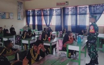 Babinsa Masuk Kelas, Tanamkan Wawasan Kebangsaan kepada Siswa di Wonomulyo