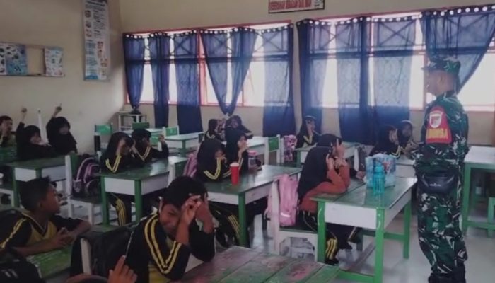 Babinsa Masuk Kelas, Tanamkan Wawasan Kebangsaan kepada Siswa di Wonomulyo