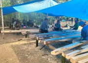 Bhabinkamtibmas Desa Lekopaddis Gotong Royong Bersama Warga Bangun Rumah Panggung