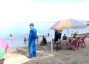 Sat Polairud Polres Polman Monitoring Aktivitas Pengunjung di Pantai Bahari Polewali