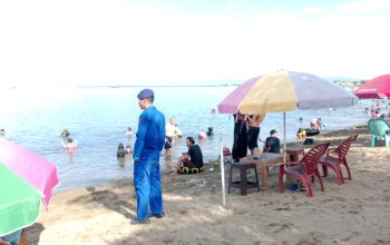Sat Polairud Polres Polman Monitoring Aktivitas Pengunjung di Pantai Bahari Polewali