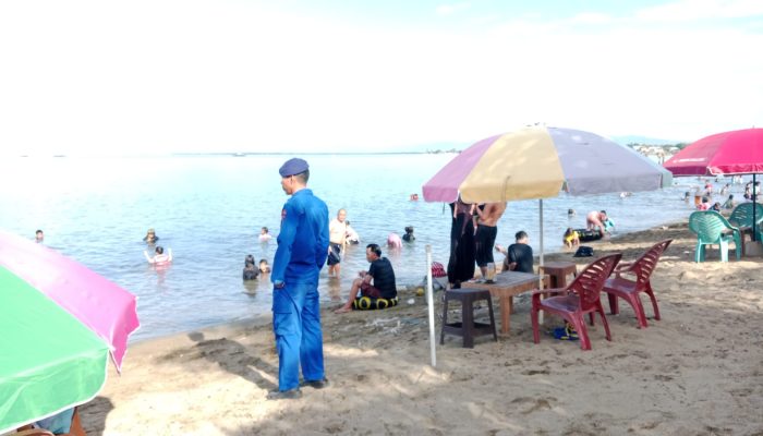 Sat Polairud Polres Polman Monitoring Aktivitas Pengunjung di Pantai Bahari Polewali