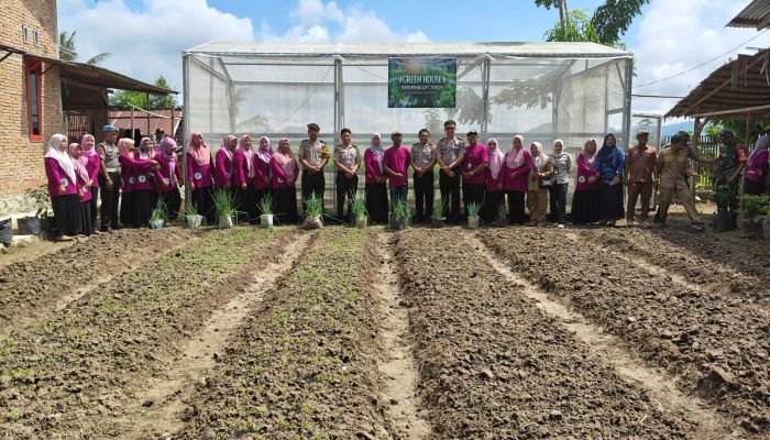 Tim Penilai P2B HUT Bhayangkara ke-80 Kunjungi KWT Terkini Desa Sumberjo