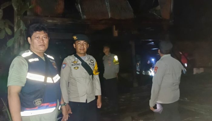 Polres Polman Bersama Polsek Urban Wonomulyo Bergerak Cepat Datangi Lokasi Kebakaran Rumah di Matakali Polman