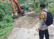 Kapolsek Matangnga Monitoring Penanganan Longsor di Desa Rangoan