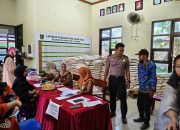 Bhabinkamtibmas Madatte Monitoring Penyaluran Bantuan Beras dan Minyak Goreng untuk 544 KK