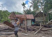 Empat Rumah Warga di Mesa Kada Rusak Parah Diterjang Banjir dan Longsor, Bhabinkamtibmas Turun Dampingi Warga Gotong Royong