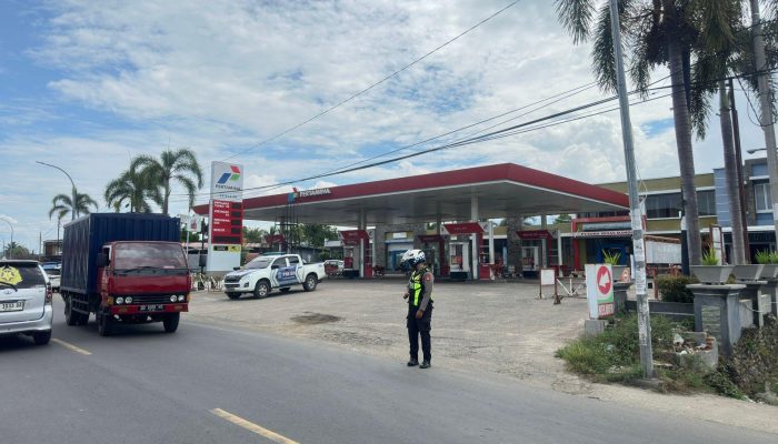 Sat Lantas Polres Polman Tertibkan Parkir Liar di Area Antrean SPBU, Cegah Kemacetan