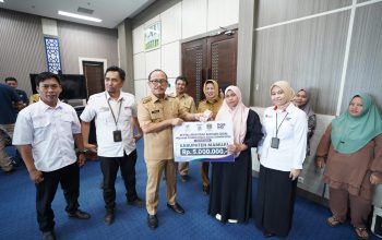 *Gubernur Suhardi Duka Serahkan Bantuan Modal Rp5 Juta untuk PKH: Ini Agar Warga Miskin Ekstrem Bisa Mandiri*