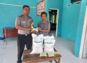 Bhabinkamtibmas Desa Amola Monitoring Penyaluran Bantuan Pangan Pemerintah