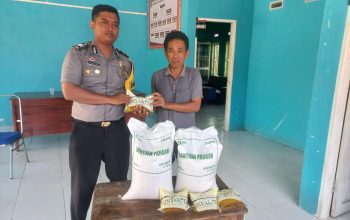 Bhabinkamtibmas Desa Amola Monitoring Penyaluran Bantuan Pangan Pemerintah