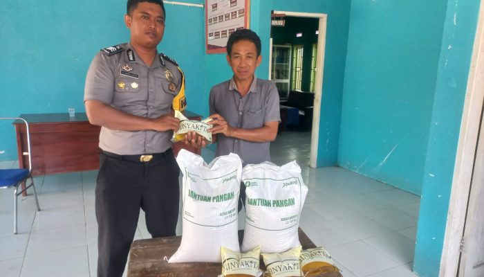 Bhabinkamtibmas Desa Amola Monitoring Penyaluran Bantuan Pangan Pemerintah