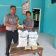 Bhabinkamtibmas Desa Amola Monitoring Penyaluran Bantuan Pangan Pemerintah