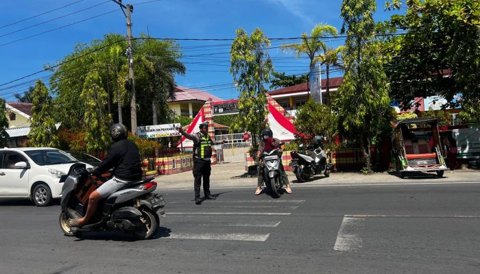 Unit Siaga Sat Lantas Polres Polman Laksanakan Pengaturan Lalu Lintas di Jam Pulang Sekolah