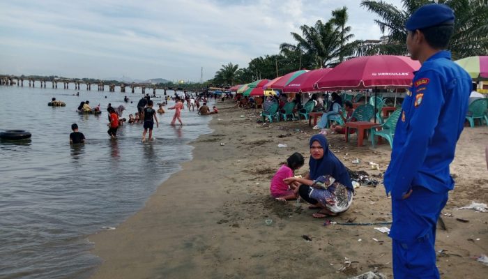 Sat Polair Polres Polman Laksanakan Monitoring dan Pengamanan Wisatawan di Pantai Bahari Polewali